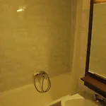 Les Clarines Отель